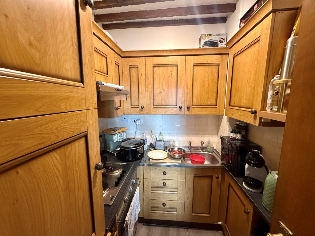 Lot: 48 - MIXED-USE INVESTMENT IN TOWN CENTRE - Flat 2 - Kitchen